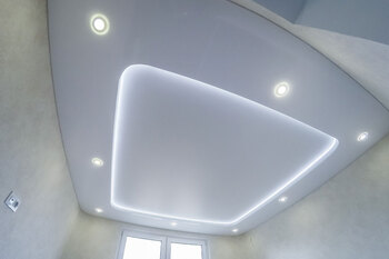 двухуровневый натяжной потолок с подсветкой