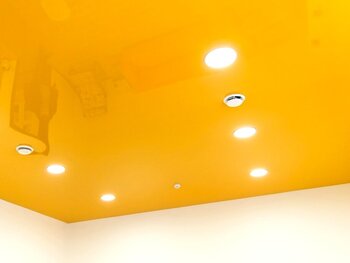 желтые натяжные потолки