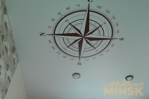 Натяжной потолок с фотопечатью компас 1