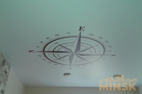 Натяжной потолок с фотопечатью компас 2