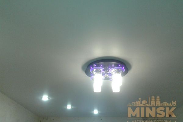 Матовый натяжной потолок со светильниками 1
