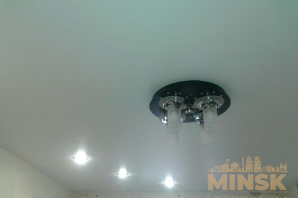 Матовый натяжной потолок со светильниками 2