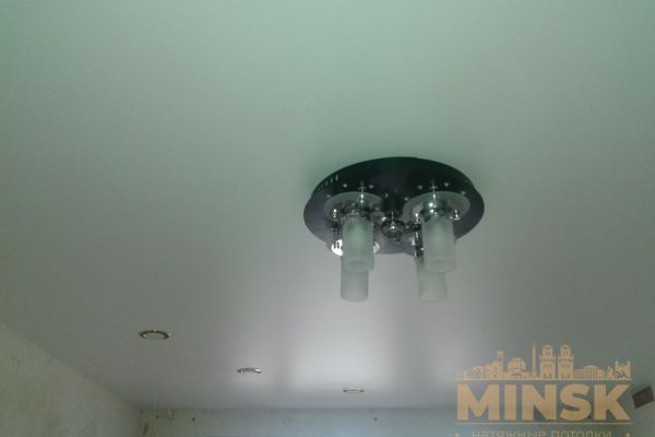 Матовый натяжной потолок со светильниками 3
