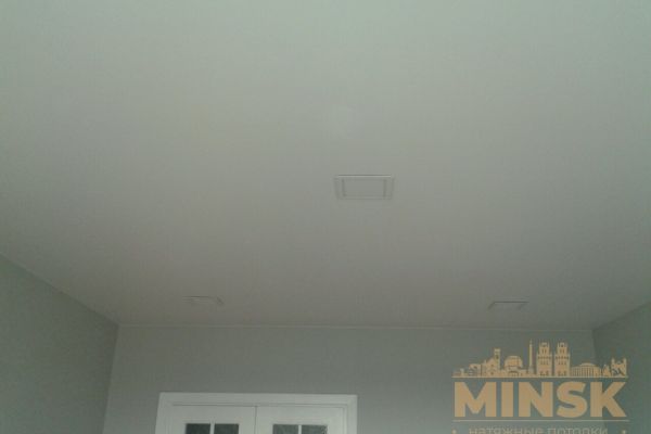Матовый натяжной потолок со светильниками 4