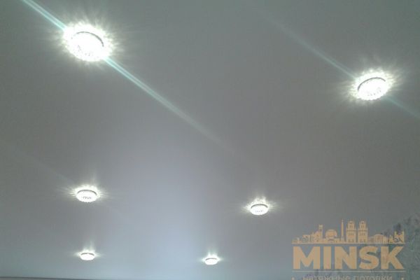 Матовый натяжной потолок со светильниками 5