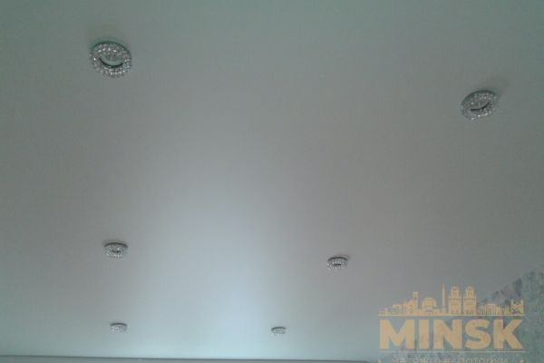 Матовый натяжной потолок со светильниками 6